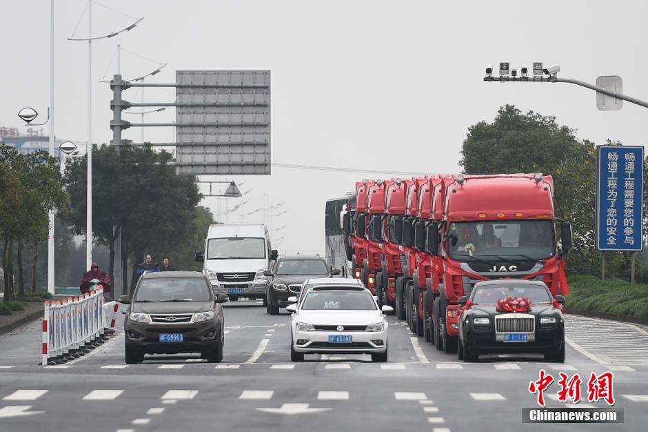 浙江現(xiàn)“霸氣”婚車(chē)隊(duì) 一輛勞斯萊斯引領(lǐng)八輛“大卡”