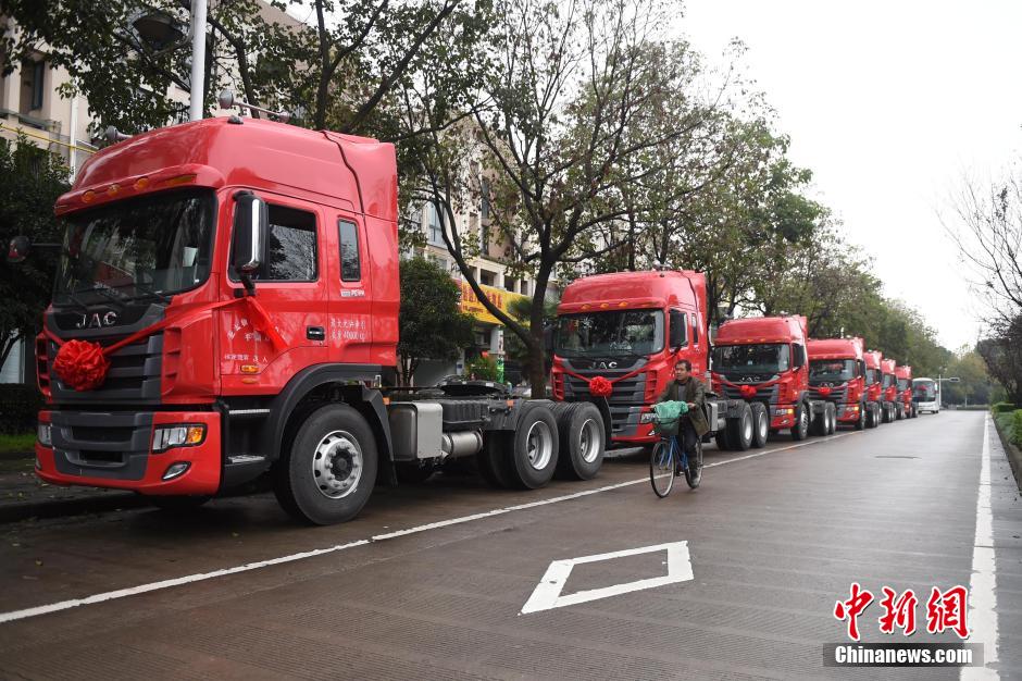 浙江現(xiàn)“霸氣”婚車(chē)隊(duì) 一輛勞斯萊斯引領(lǐng)八輛“大卡”