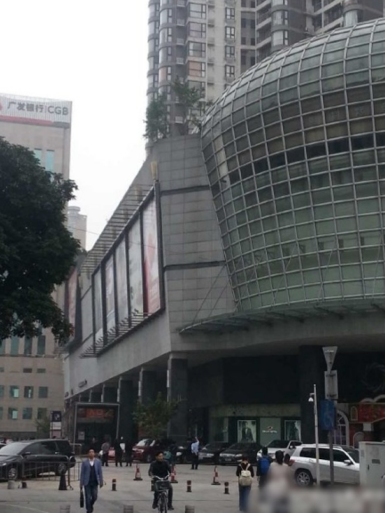 一輛停在停車位上的寶馬轎車，被墜落的樹枝砸中，樹枝徑直插入車內(nèi)，現(xiàn)場引發(fā)不少市民圍觀拍照。
