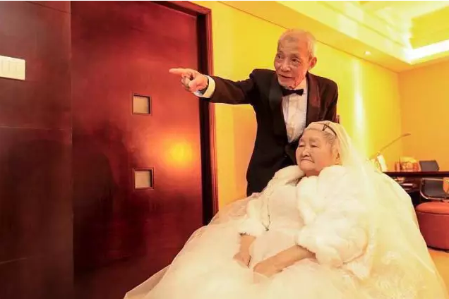 情人節(jié)最溫暖告白！84歲老人包下整樓示愛(ài)老伴