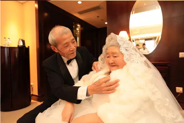 情人節(jié)最溫暖告白！84歲老人包下整樓示愛(ài)老伴