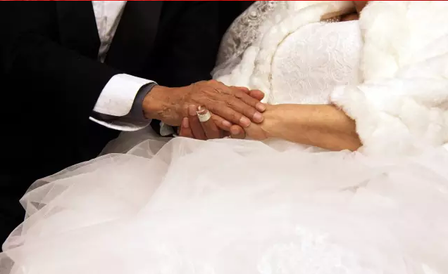 情人節(jié)最溫暖告白！84歲老人包下整樓示愛(ài)老伴