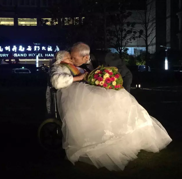 情人節(jié)最溫暖告白！84歲老人包下整樓示愛(ài)老伴