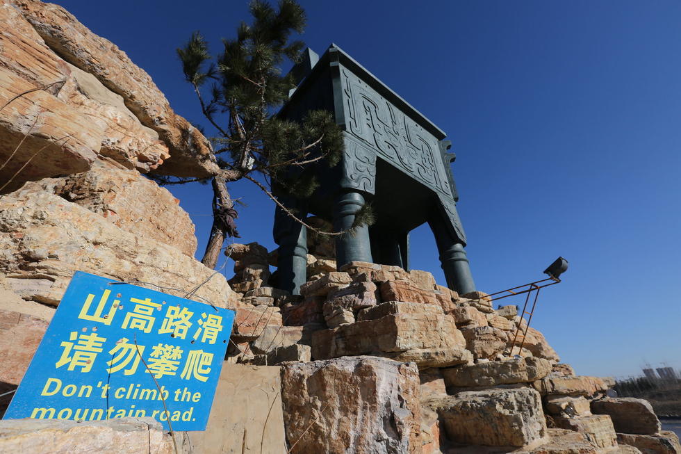 鄭州河邊建十米高銅鼎無(wú)防護(hù) 網(wǎng)友:不怕淹了？