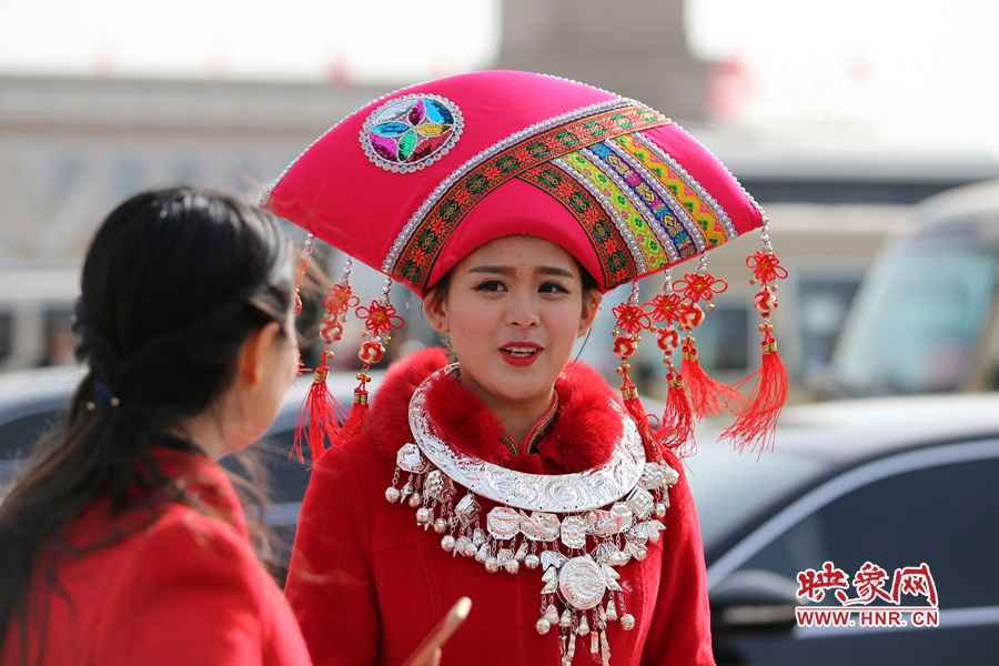 漂亮的頭飾配美女，回頭率相當高
