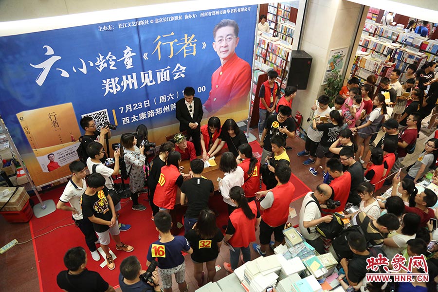 不到三個小時的簽售時間，六小齡童累計簽售自傳2900余冊，創(chuàng)造了鄭州購書中心的歷史記錄.jpg
