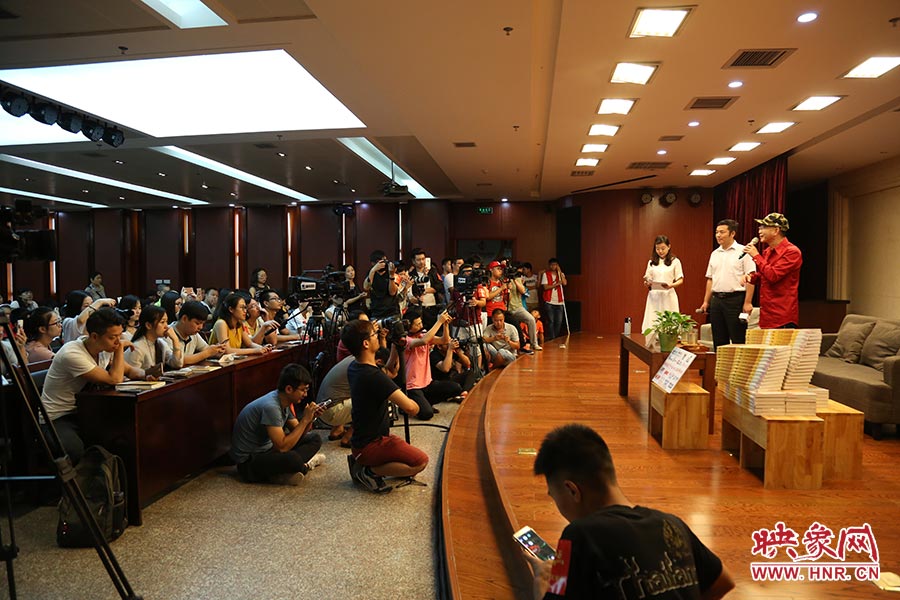 河南本土主流媒體基本全部到場，六小齡童接受記者提問。