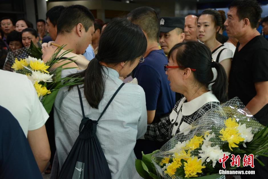 19時30分許，23位罹難者家屬代表陸續(xù)走出機場，多位家屬失聲痛哭。