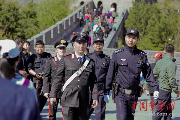 中意警察編隊(duì)巡邏。本網(wǎng)記者 陳路坤 攝