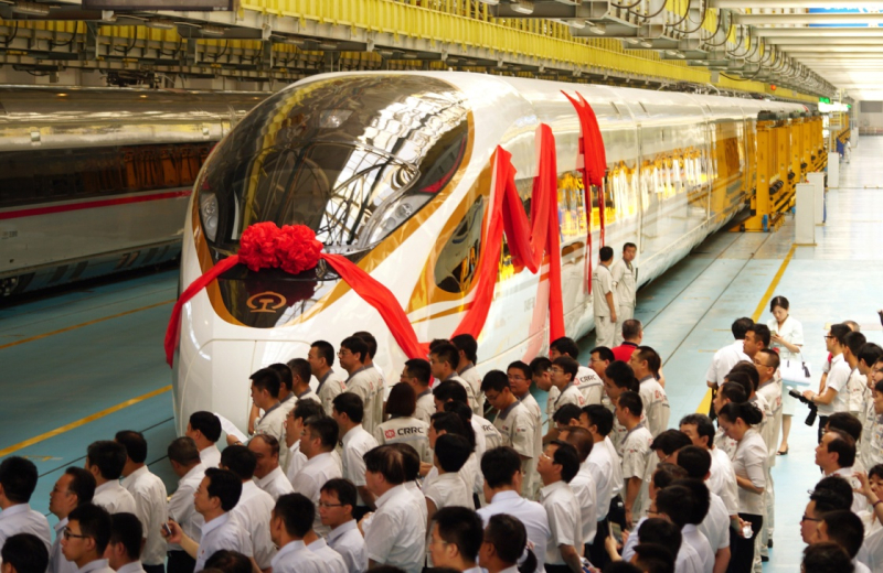 當(dāng)日，由中國鐵路總公司牽頭組織研制、具有完全自主知識產(chǎn)權(quán)、達(dá)到世界先進(jìn)水平的中國標(biāo)準(zhǔn)動車組被命名為“復(fù)興號”?！皬?fù)興號”將于6月26日在京滬高鐵兩端的北京南站和上海虹橋站雙向首發(fā)。