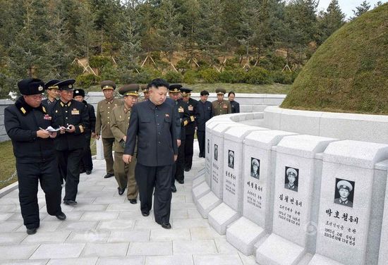 原文配圖：金正恩前往烈士墓拜祭。