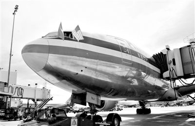 2011年4月5日，美國航空公司為洛杉磯至上海首條直飛航線的開通舉行剪彩儀式。目前，美國航空、美國聯(lián)合航空和達(dá)美航空已經(jīng)向中國提交了飛行計(jì)劃。