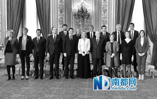 2月22日，在意大利羅馬總統(tǒng)府，新任總理馬泰奧·倫齊(前左五)與總統(tǒng)納波利塔諾(前右四)及新內(nèi)閣成員