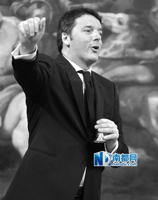 2月22日，在意大利羅馬總理府，新任總理馬泰奧·倫齊搖鈴象征正式行使總理權(quán)力。