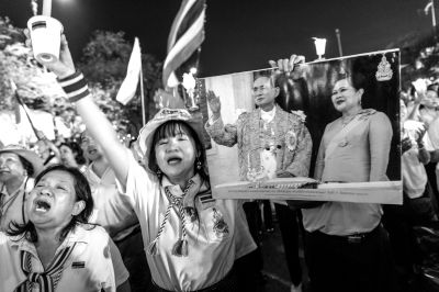 5日，泰國(guó)巴蜀府海濱度假勝地華欣，數(shù)萬(wàn)民眾身穿國(guó)王的代表色“黃色”T恤，自發(fā)上街，口喊“國(guó)王萬(wàn)歲”的口號(hào)。