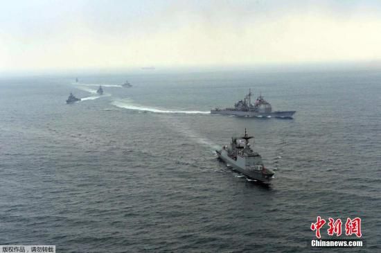 資料圖： 2014年3月14日，韓國與美國軍艦參加韓美2014“鷂鷹”聯(lián)合軍演。