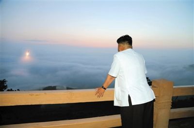 　朝鮮最高領(lǐng)導(dǎo)人金正恩正在觀看導(dǎo)彈發(fā)射。