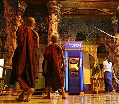 緬甸仰光大金塔寺也擺有ATM機。