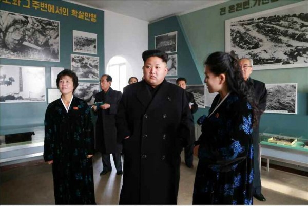 當?shù)貢r間2014年11月25日，據(jù)朝鮮《勞動新聞》報道，朝鮮領導人金正恩和妹妹金與正一起視察朝鮮反美