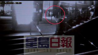 視頻拍到一名兇徒不斷踢打林泰紅圈內(nèi)。美國《星島日報》