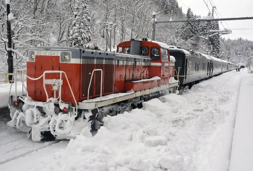 JR一臥鋪特急列車，因大雪在JR奧羽線津輕湯站附近拋錨，約130名乘客不得不在車上過夜。