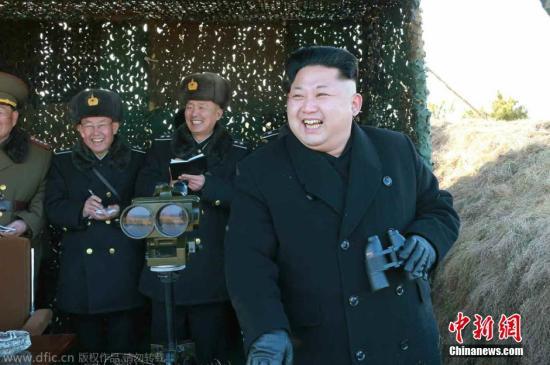 資料圖：當(dāng)?shù)貢r間2015年1月31日，據(jù)朝鮮《勞動新聞》報道，朝鮮最高領(lǐng)導(dǎo)人近日視察朝鮮?？哲娐?lián)合演習(xí)，演習(xí)中還出動了戰(zhàn)斗機(jī)和潛艇。