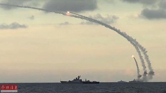 圖為里海艦隊軍艦從里海水域發(fā)射18枚“口徑-NK”巡航導(dǎo)彈。