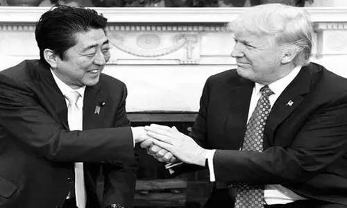本來(lái)來(lái)訪者還應(yīng)包括墨西哥總統(tǒng)培尼亞·涅托的。但特朗普簽署行政令稱要在美國(guó)和墨西哥之間建墻，還要向墨西哥出口到美國(guó)的商品加征20%關(guān)稅的行為惹怒了墨西哥人。