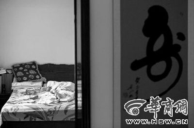 昨日，徐萬(wàn)發(fā)躺在自家床上，鼻子插著氧氣管 記者張杰攝