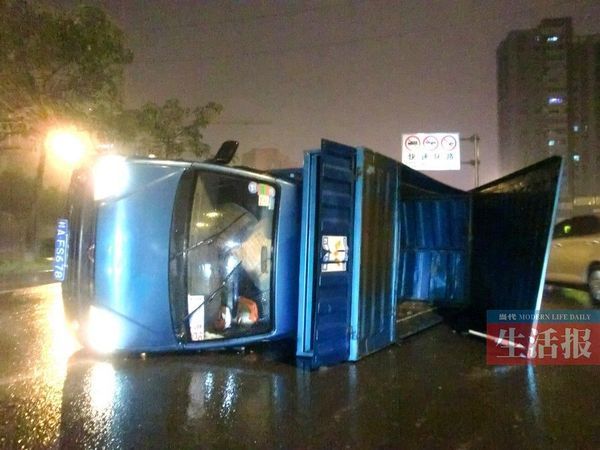 小貨車側(cè)翻現(xiàn)場。