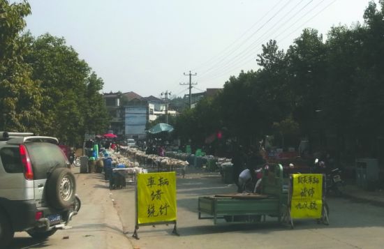 簡陽董家埂鄉(xiāng)，主干道被占道擺酒席