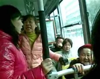 女孩沒(méi)給老太讓座被人批。