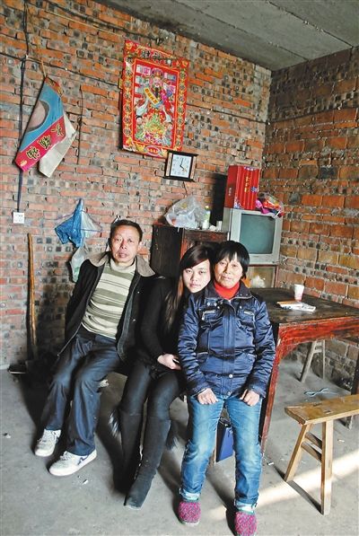 超生女謝先梅(中)、養(yǎng)父謝運(yùn)才（左）、謝運(yùn)才的嫂子唐富秀