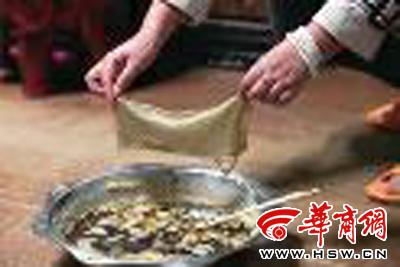 　　昨日，店方讓顧客觀看該火鍋制作時的監(jiān)控錄像本組圖片由本報記者黃利健攝
