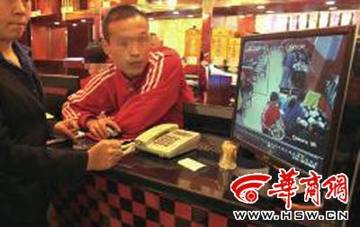 昨日，李女士展示從火鍋店抱回的火鍋，內(nèi)有濕巾