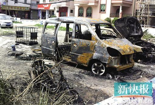 涉事面包車燒剩鐵殼。