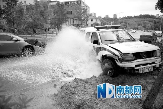 昨日，龍華金龍路，男子開走警車，后撞上消防栓停下，警車車頭受損。
