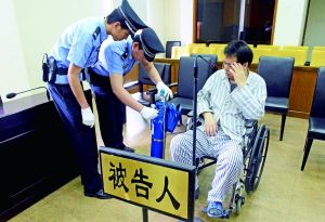被告人李萬(wàn)勇因病吸氧受審。首席攝影記者 吳寧/攝