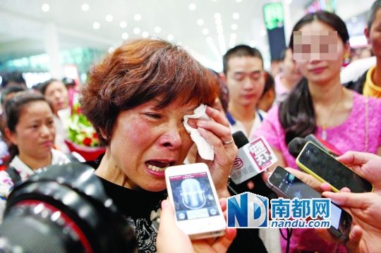 昨日，被拐25年的翁女士(粉紅色衣服者)與生母在深圳機(jī)場(chǎng)見(jiàn)面。