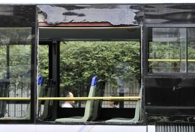 75路公交車車窗玻璃被砸碎。