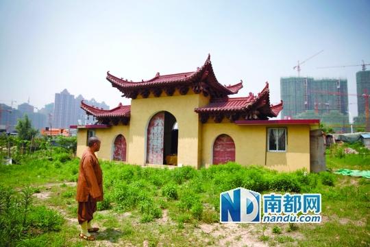 十里古寺2008年被拆,現(xiàn)在只剩下一個廟門。南都記者 陳志剛 攝