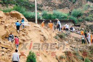 昨日，公安、消防人員在事故現(xiàn)場(chǎng)搜救