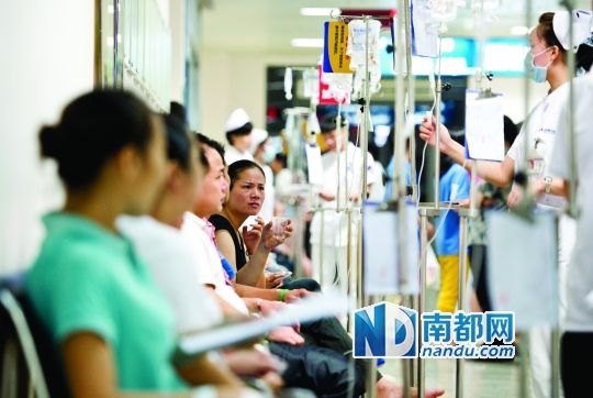 醫(yī)院走道坐滿了打吊針的員工。