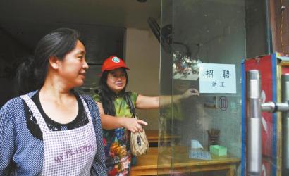8月14日，市民志愿者體驗城管執(zhí)法招呼商家不要亂張貼。