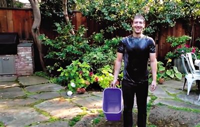 8月13日，F(xiàn)acebook CEO扎克伯格應(yīng)新澤西州州長挑戰(zhàn)將一桶冰水從自己頭上淋下，他表示所做的一切都是為了慈善，并挑戰(zhàn)比爾·蓋茨。
