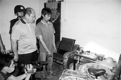 今年8月，我國內(nèi)地發(fā)生多起單身女性乘坐“黑車”后慘遭車主殺害的案件，被網(wǎng)友稱為“黑色8月”。