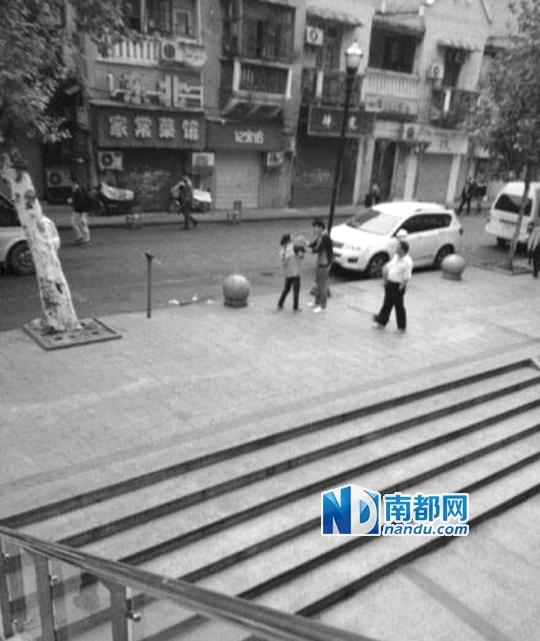 10月18日，武漢一男子抓住環(huán)衛(wèi)工打耳光。
