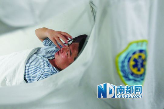 19日，北大深圳醫(yī)院，透過(guò)被撕破的工作服，急診科醫(yī)護(hù)人員申洪濤身體多處被醉酒男子抓傷。