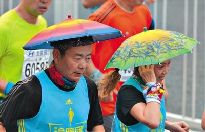 兩名戴著傘帽的參賽者正在參加比賽。