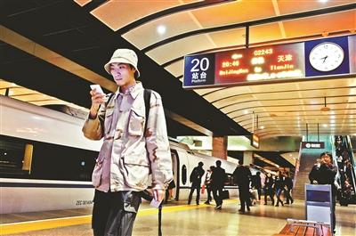家住天津，在北京工作，呂先生每天乘坐京津城際列車上下班